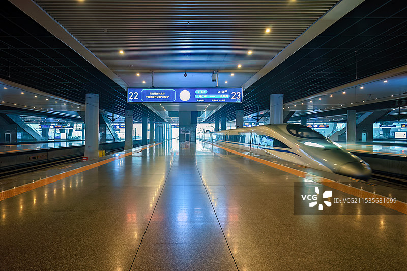 高铁站台光影图片素材