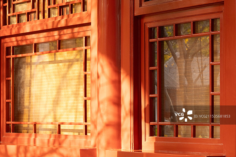 2024年11月23日下午，夕阳映在北京长椿寺中式红色窗户上图片素材