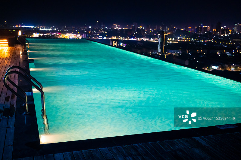 在无边际泳池观看城市夜景风光图片素材
