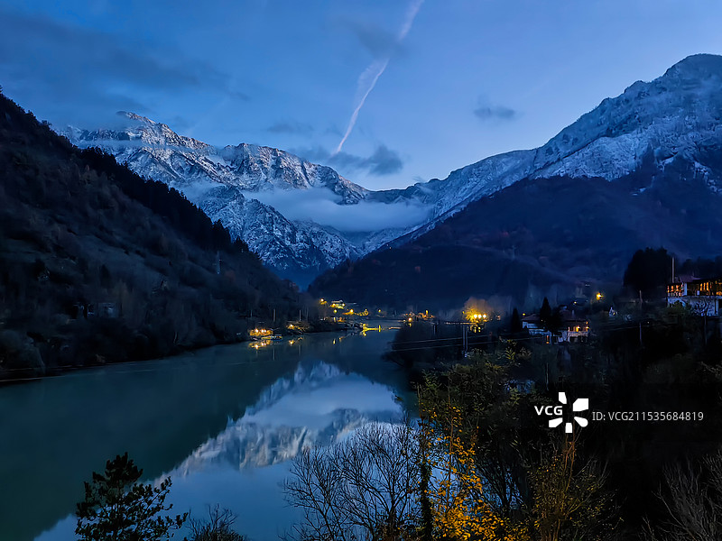 雪山渔火-波黑山区小景/手机拍摄图片素材