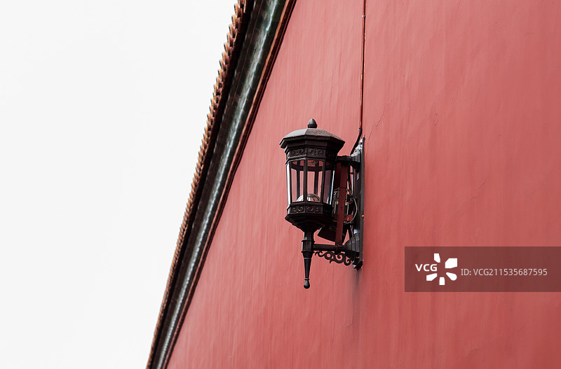 中国故宫红墙上的灯图片素材