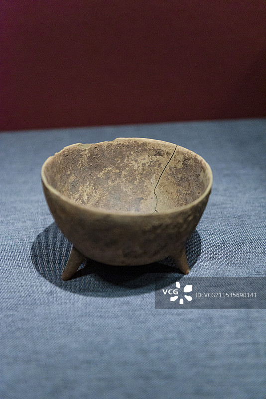 三足陶钵 新石器时代 裴李岗文化 河南新郑裴李岗遗址 中国考古博物馆展览图片素材