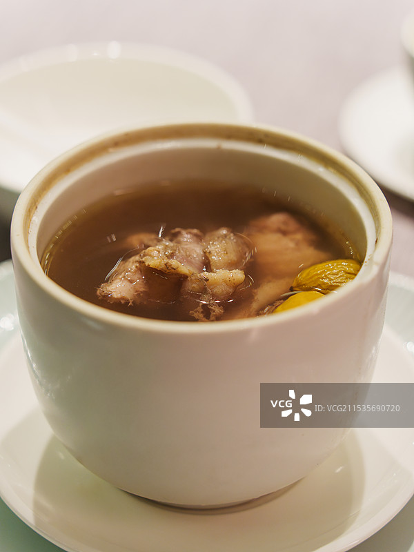 江西瓦罐汤特写：板栗排骨汤图片素材