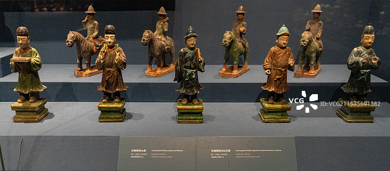 彩釉陶侍从俑及彩釉陶骑马仪仗俑图片素材