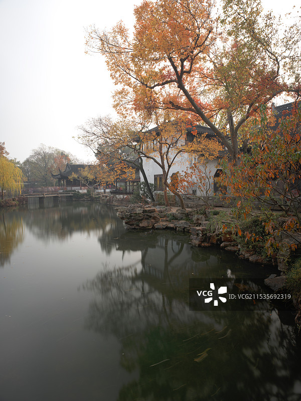 中式园林秋天的美丽风景与倒影：拙政园图片素材