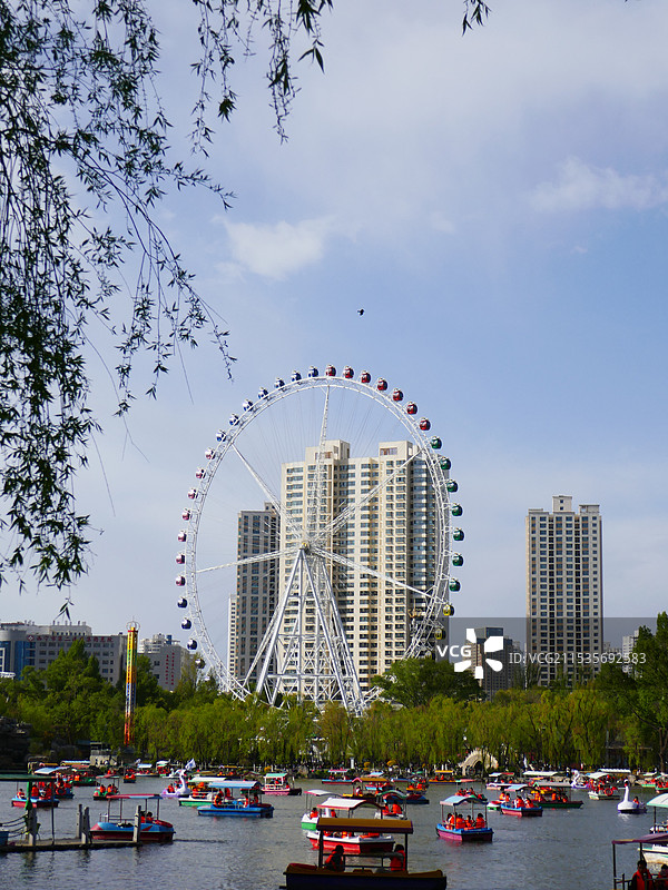 西宁人民公园摩天轮和游船图片素材