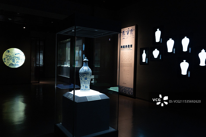 桂林博物馆之靖江遗韵梅瓶展区图片素材