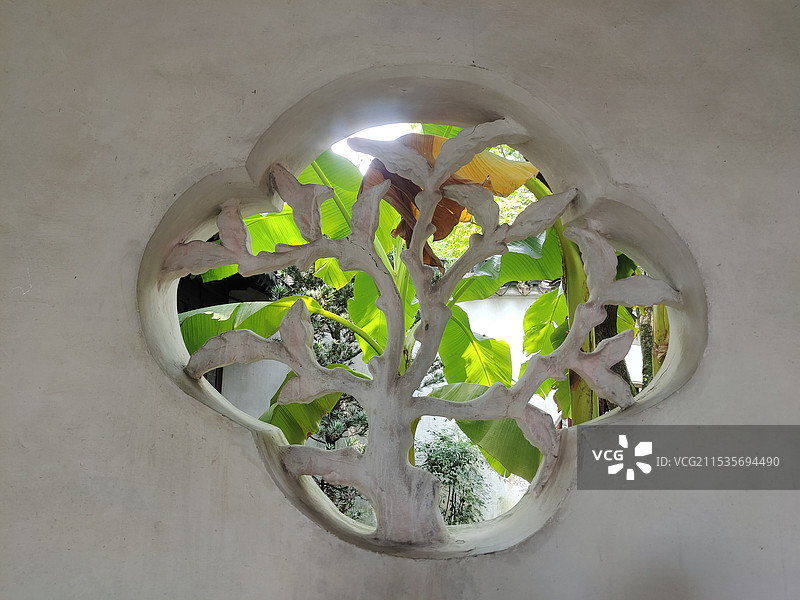 苏州耦园的芭蕉花窗苏州园林的花窗图片素材