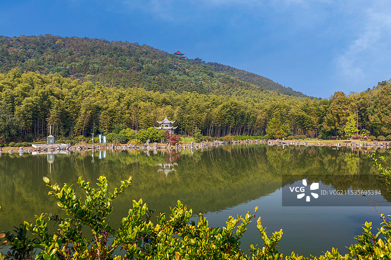 南京游子山风景区-真如禅寺真武庙林中栈道和周边田园风光图片素材