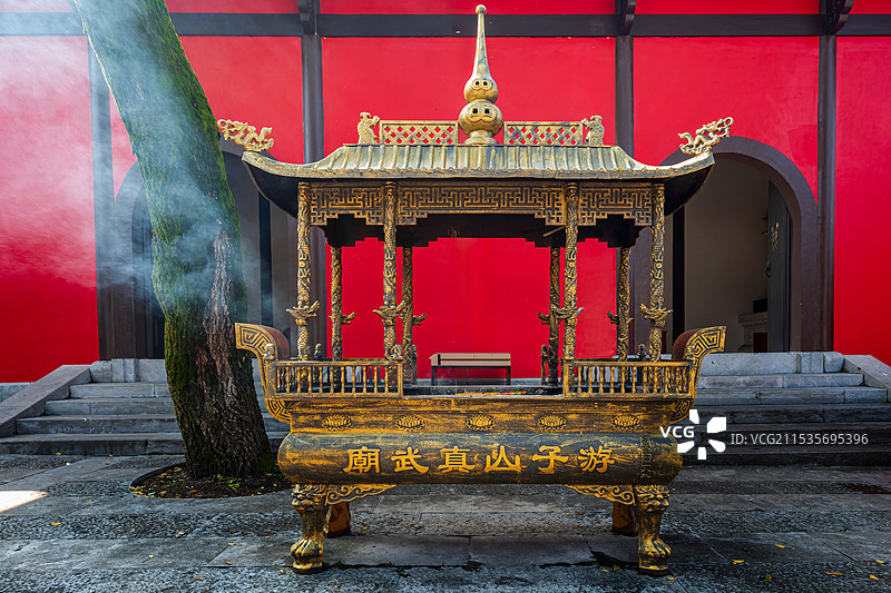 南京游子山风景区-真如禅寺真武庙林中栈道和周边田园风光图片素材