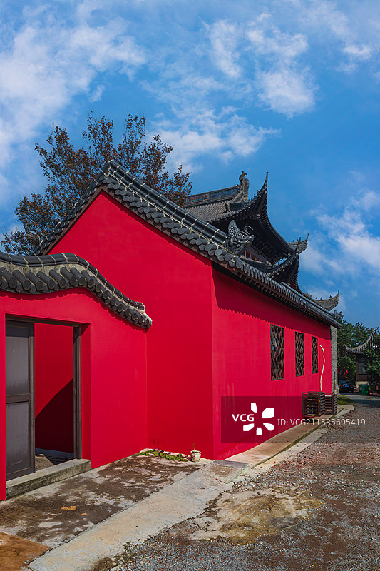 南京游子山风景区-真如禅寺真武庙林中栈道和周边田园风光图片素材