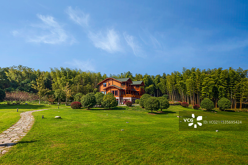 南京游子山风景区-真如禅寺真武庙林中栈道和周边田园风光图片素材