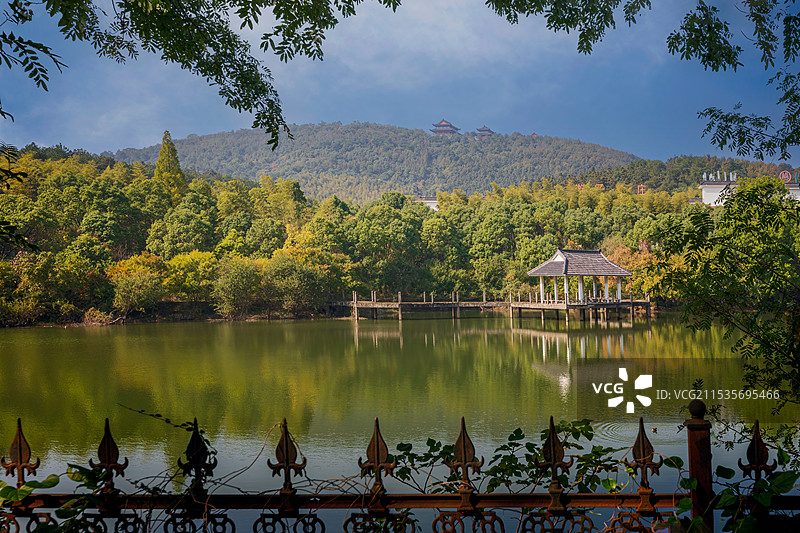 南京游子山风景区-真如禅寺真武庙林中栈道和周边田园风光图片素材