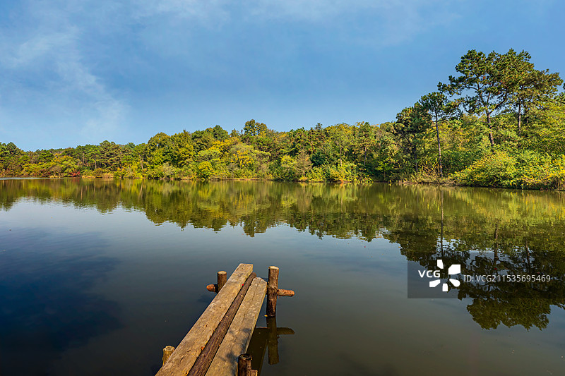 南京游子山风景区-真如禅寺真武庙林中栈道和周边田园风光图片素材