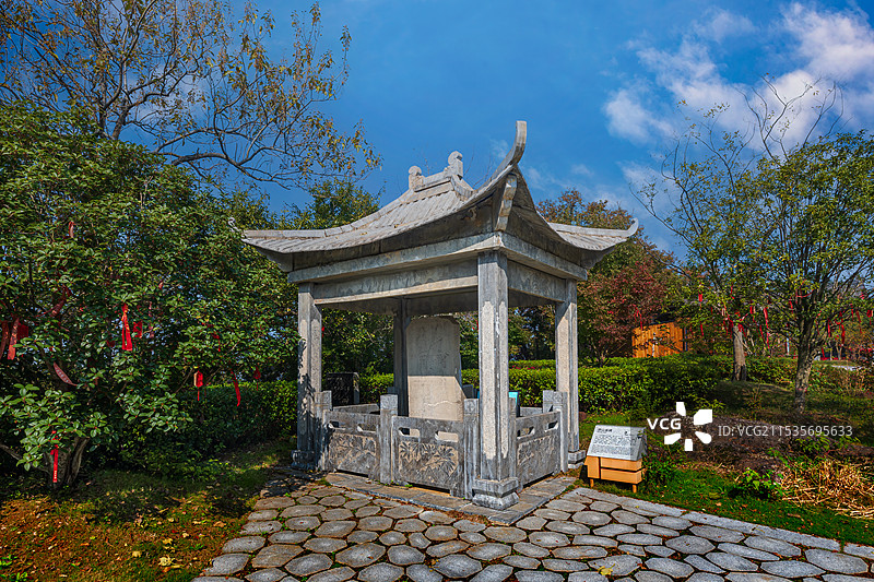 南京游子山风景区-真如禅寺真武庙林中栈道和周边田园风光图片素材