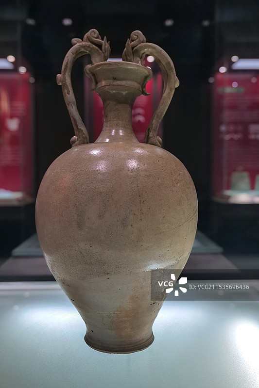 青釉双龙柄瓶（一级文物） 唐代 济南市博物馆“生肖龙文化主题展”图片素材