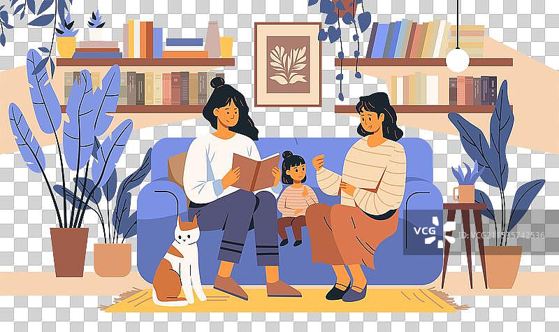 家庭在沙发上一起阅读，温馨的家居场景图片素材