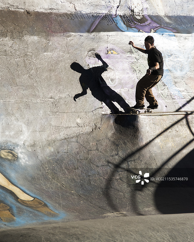 在伯恩赛德滑板公园的滑板者图片素材