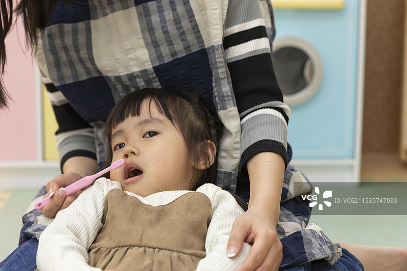 孩子在刷牙图片素材