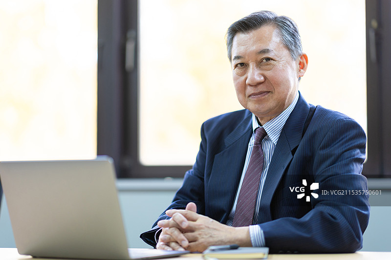 老年男性肖像图片素材