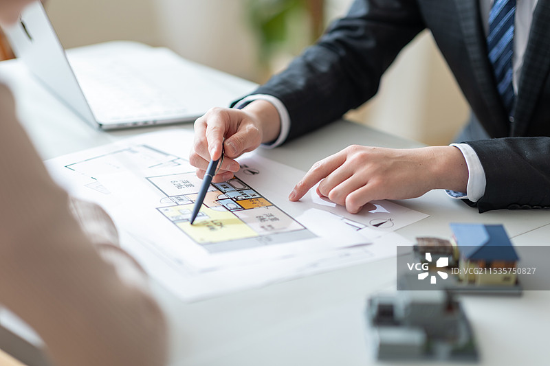 房地产代理女性介绍一处房产图片素材