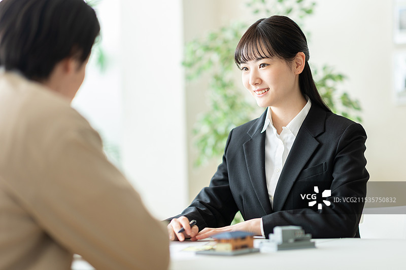 房地产代理女性介绍一处房产图片素材