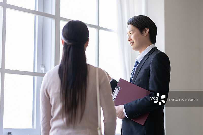 女性与房地产代理人一起查看房产图片素材