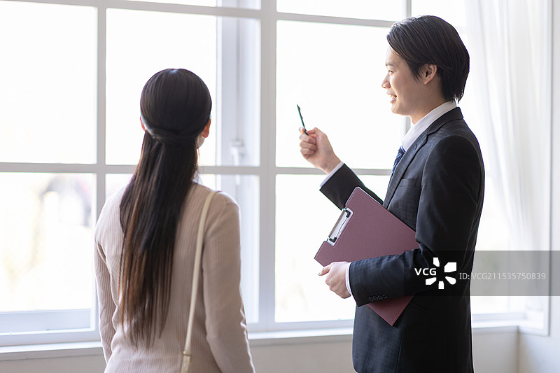 女性与房地产代理人一起查看房产图片素材