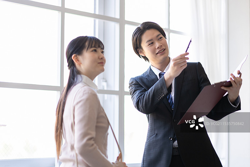 女性与房地产代理人一起查看房产图片素材