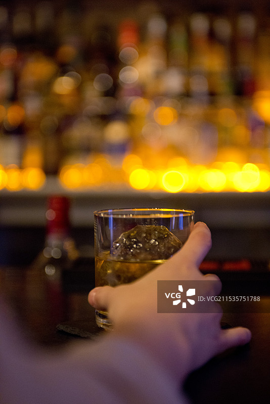 女人在酒吧喝酒图片素材