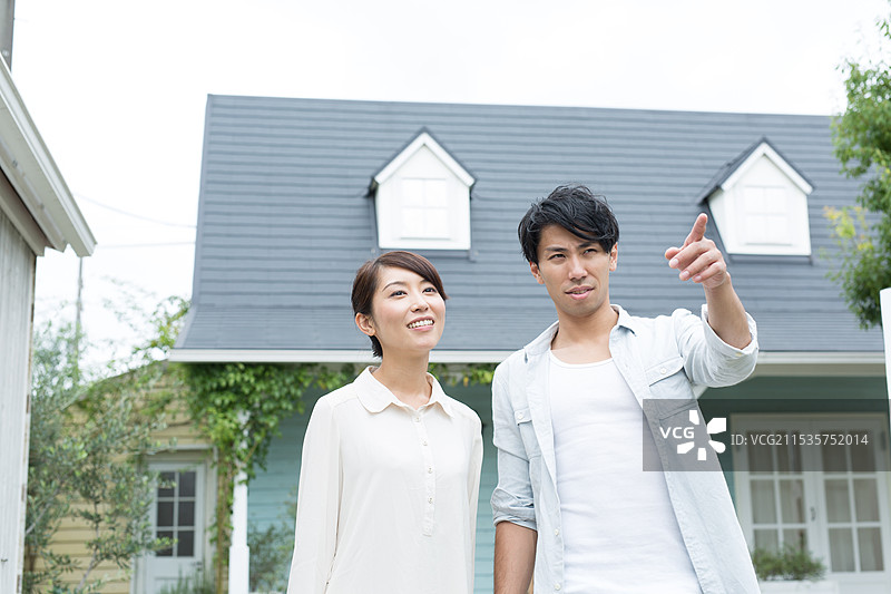 户外友好的年轻情侣图片素材