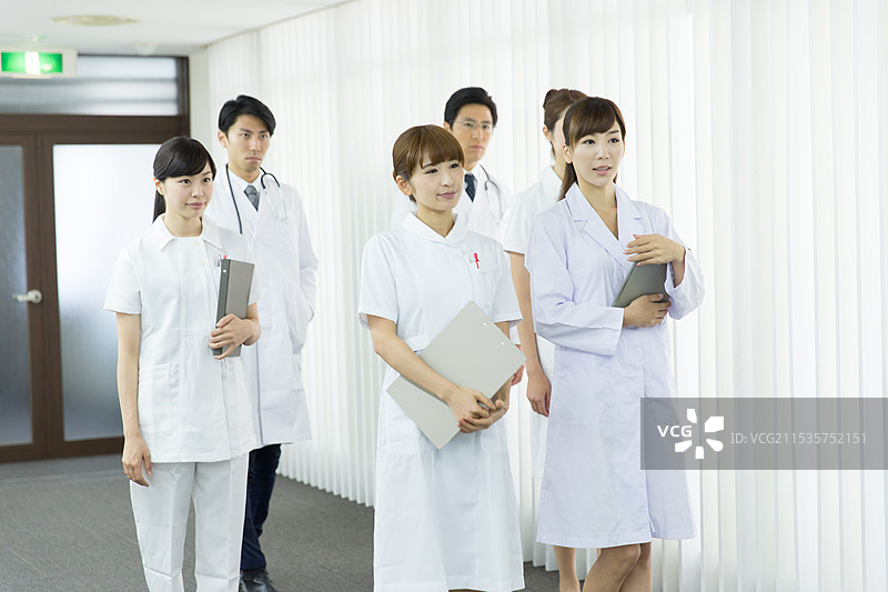 穿白大褂的医务人员图片素材