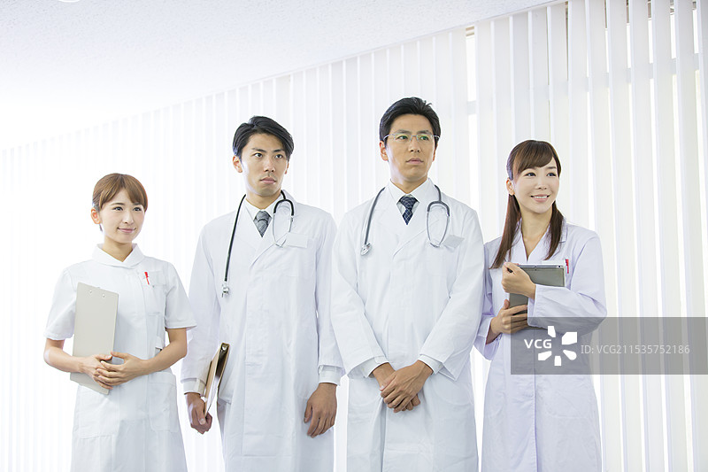 穿着白大褂的医务人员图片素材