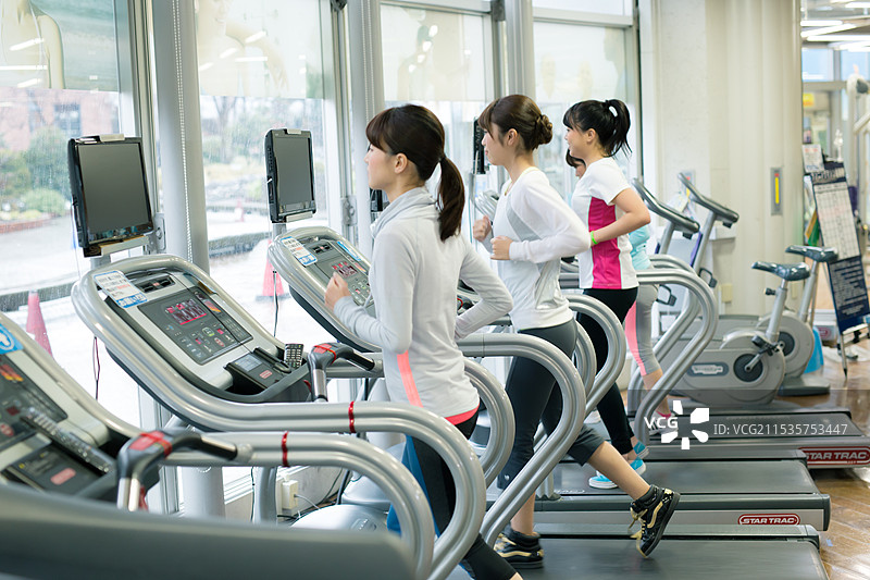 在健身房跑步的女性图片素材