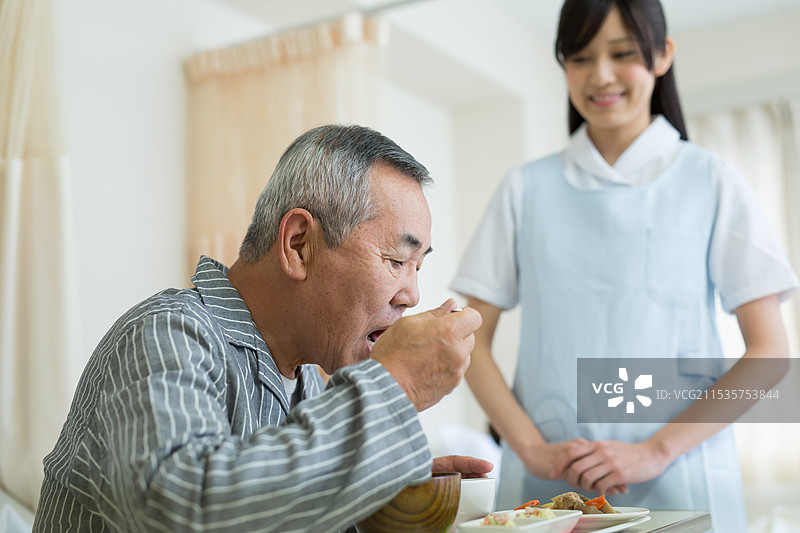 老年人与护理人员一起用餐图片素材