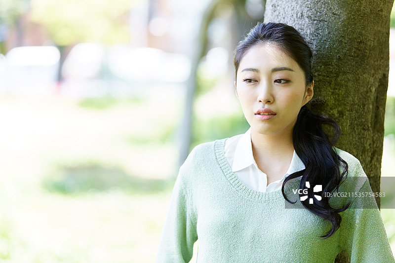 清新绿色与年轻女性图片素材