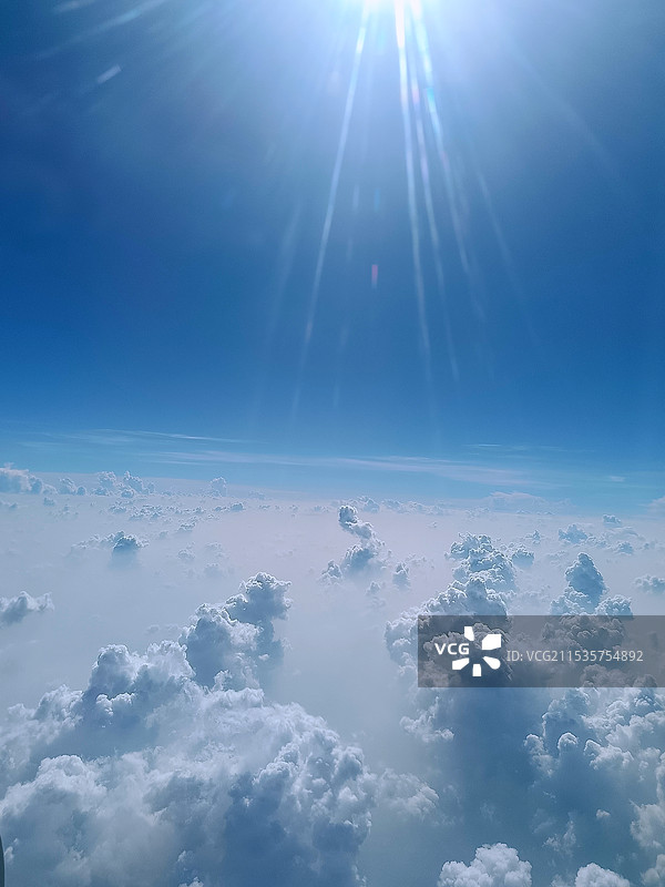 天空航拍蓝天白云阳光云朵夏日图片素材