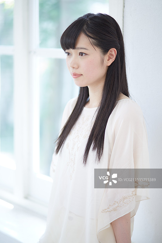 黑发年轻女性图片素材