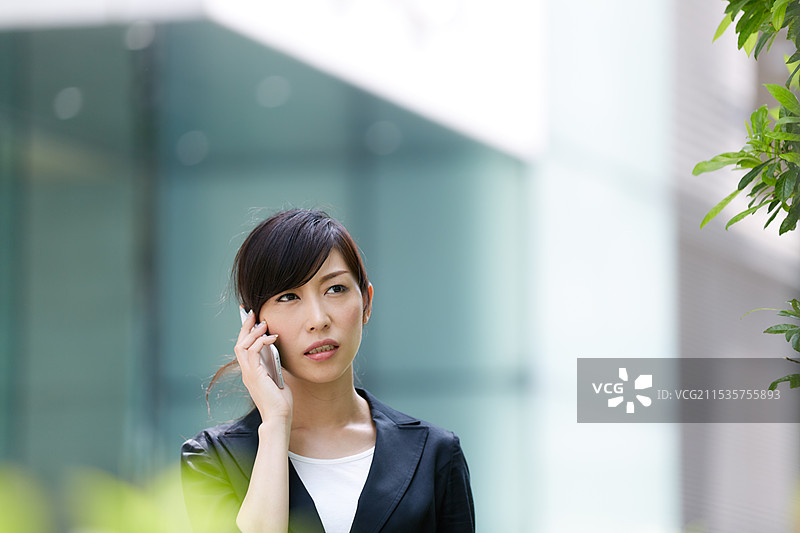 使用手机的女商人图片素材