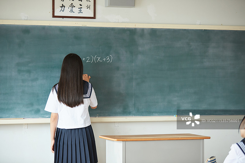 穿着水手服的学生在教室里学习图片素材