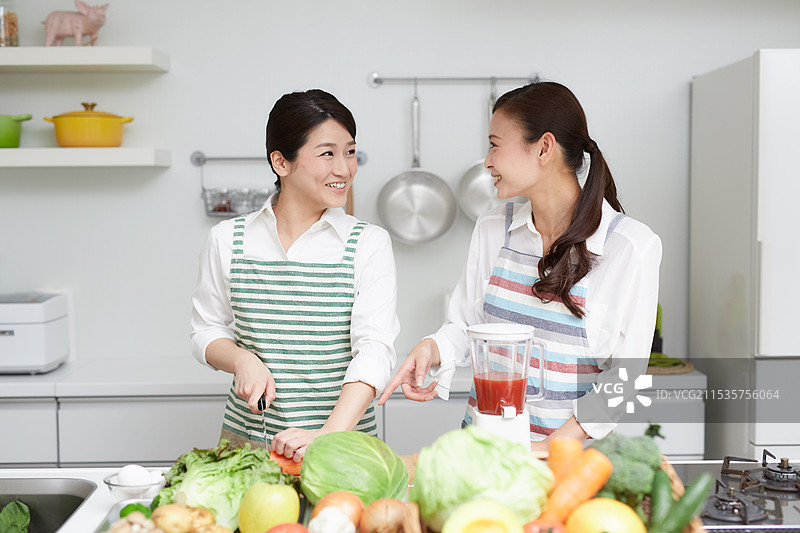 两位女性正在制作蔬菜果昔图片素材