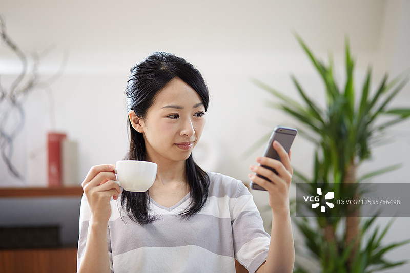 清新的女性正在使用手机图片素材