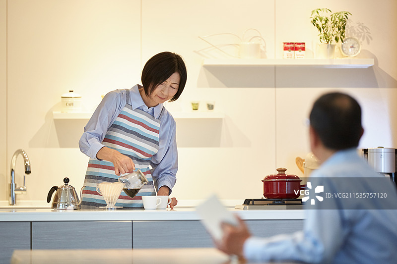 老年夫妇在餐厅里图片素材