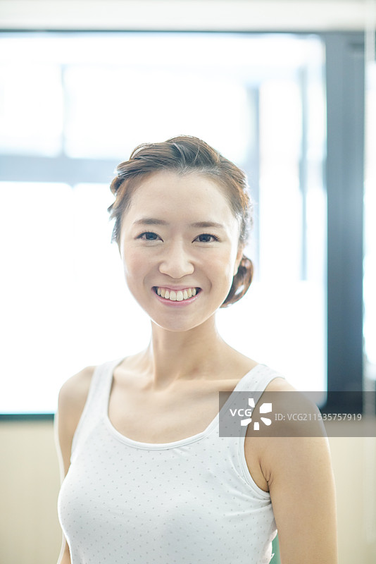 年轻女性拥有美丽的肌肤图片素材