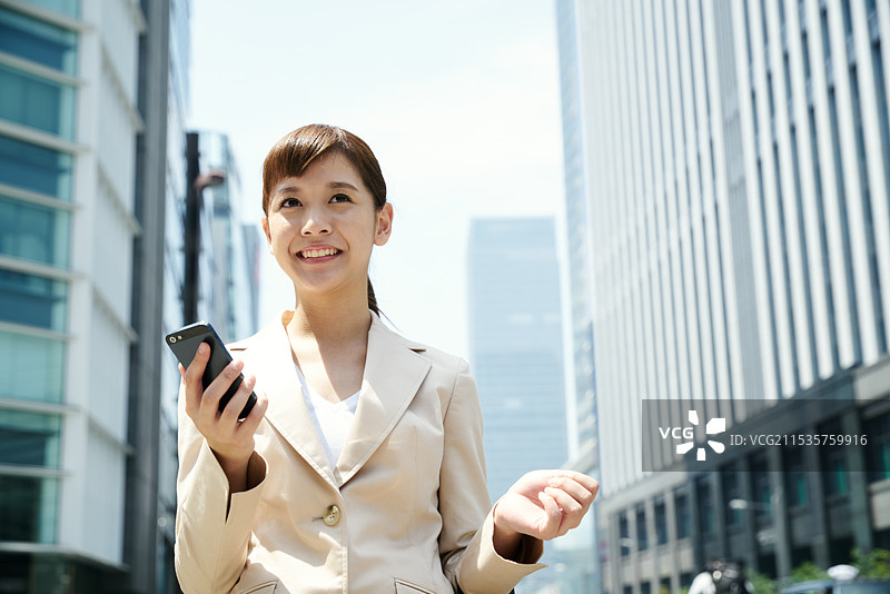 户外使用手机的女性图片素材