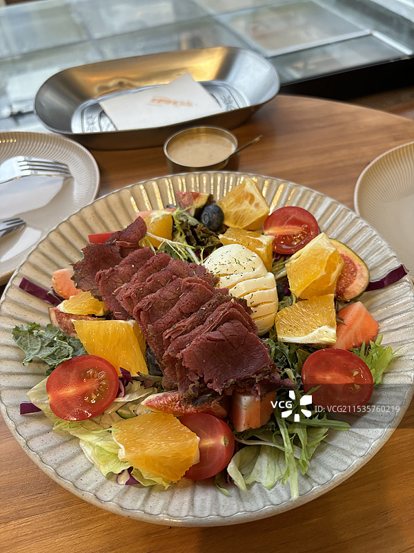 餐桌上盘子里的食物的高角度视图图片素材