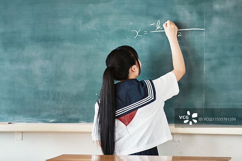 高中女生在黑板上写信图片素材