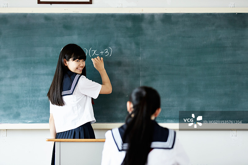 高中女生在教室里学习图片素材