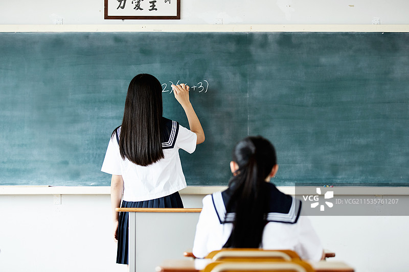 高中女生在教室里学习图片素材