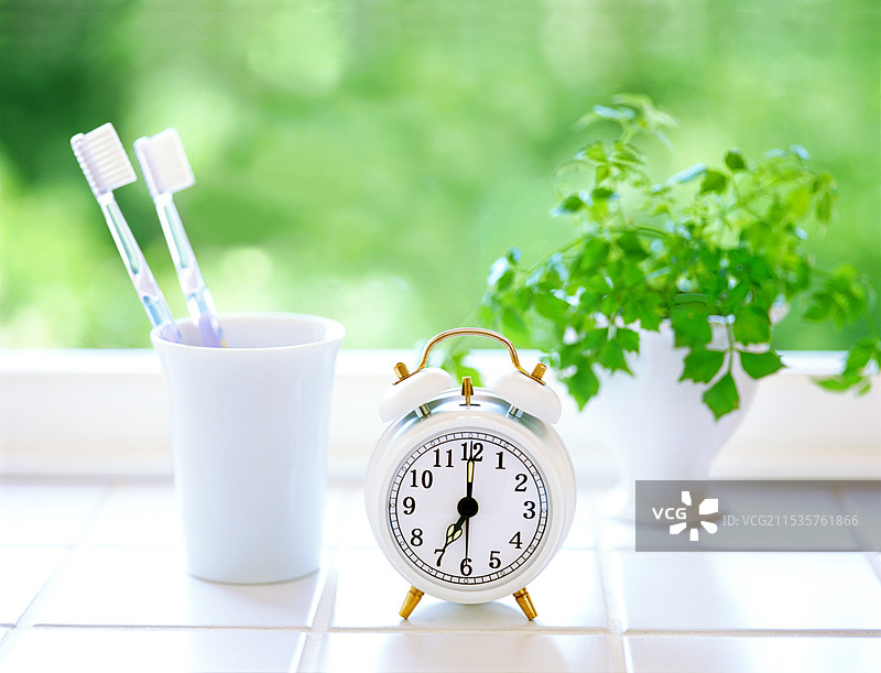 闹钟和牙刷图片素材